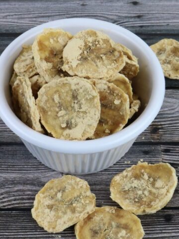 2-Ingredient Dehydrated Peanut Butter Banana Chips for Dogs